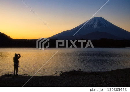 夕焼けの美しいグラデーション空と富士山を撮影するカメラマンのシルエット 夕焼けの美しいグラデーション空と富士山を撮影するカメラマンのシルエット 139885458