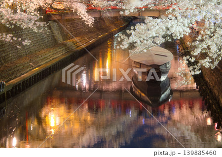 情緒ある日本の美しさ 満開の桜が包み込む夜の川辺のポートレート 139885460