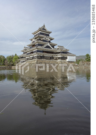 長野県松本市のランドマーク 国宝松本城の天守と美しい松の木の縦位置素材 長野県松本市のランドマーク 国宝松本城の天守と美しい松の木の縦位置素材 139885468