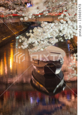 岐阜県大垣市・水門川の春 満開の桜と歴史情緒溢れる船の縦位置夜景 139885478