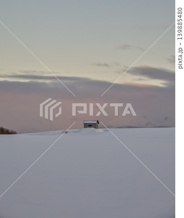 パステルピンクの夕焼け空と広大な雪原にぽつんと佇む小さな小屋 パステルピンクの夕焼け空と広大な雪原にぽつんと佇む小さな小屋 139885480