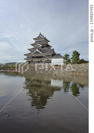 国宝・松本城の天守閣とお堀の水面に映る逆さ城の風景 国宝・松本城の天守閣とお堀の水面に映る逆さ城の風景 139885493