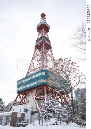 冬のさっぽろテレビ塔と雪が積もる大通公園周辺の街並み風景 冬のさっぽろテレビ塔と雪が積もる大通公園周辺の街並み風景 139885499