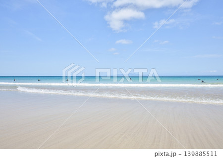 美しい青空とエメラルドグリーンの海、サーファーたちの浮かぶ白い砂浜の絶景 美しい青空とエメラルドグリーンの海、サーファーたちの浮かぶ白い砂浜の絶景 139885511