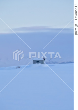 北海道・美瑛の冬 一面の銀世界にポツンと立つ一軒の小屋 北海道・美瑛の冬 一面の銀世界にポツンと立つ一軒の小屋 139885518