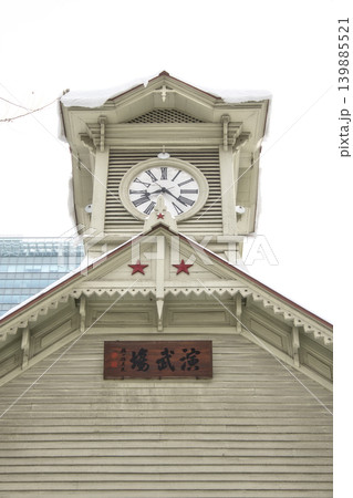 冬の札幌市時計台 雪が積もる演武場の時計塔を見上げるアングル 冬の札幌市時計台 雪が積もる演武場の時計塔を見上げるアングル 139885521