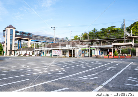【真鶴駅】早朝の静かな駅前広場 【真鶴駅】早朝の静かな駅前広場 139885753