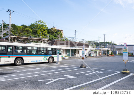 【真鶴駅】早朝の静かな駅前広場 【真鶴駅】早朝の静かな駅前広場 139885758