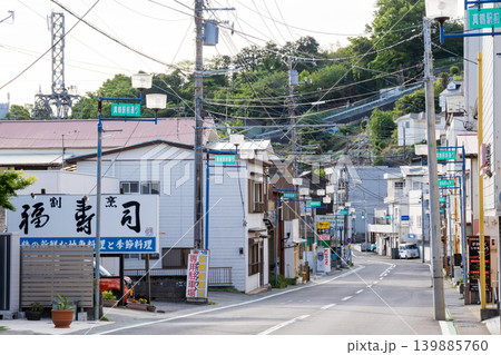 【真鶴駅】早朝の静かな駅前商店街 【真鶴駅】早朝の静かな駅前商店街 139885760
