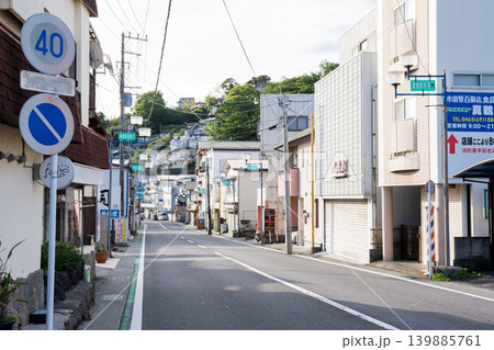 【真鶴駅】早朝の静かな駅前商店街 【真鶴駅】早朝の静かな駅前商店街 139885761