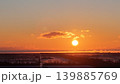 夜明けの息吹が影をほどく 139885769