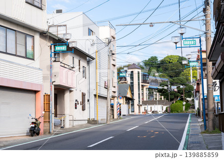 【真鶴駅】早朝の静かな駅前商店街 【真鶴駅】早朝の静かな駅前商店街 139885859