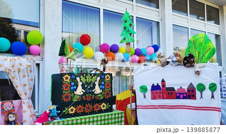 Elementary students engaging in a collaborative school project with craft materials, creative pedagogy development. 139885877