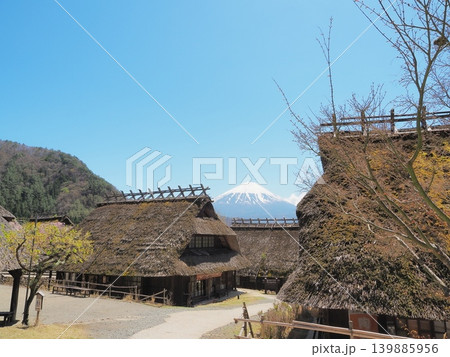 山梨県 春の青空と茅葺屋根の古民家集落と富士山 4月 山梨県 春の青空と茅葺屋根の古民家集落と富士山 4月 139885956