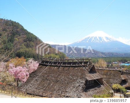 山梨県 春の桜と茅葺屋根の古民家集落と富士山 4月 山梨県 春の桜と茅葺屋根の古民家集落と富士山 4月 139885957