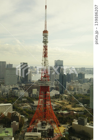 麻布台ヒルズ展望室からの東京タワー眺望 139886207