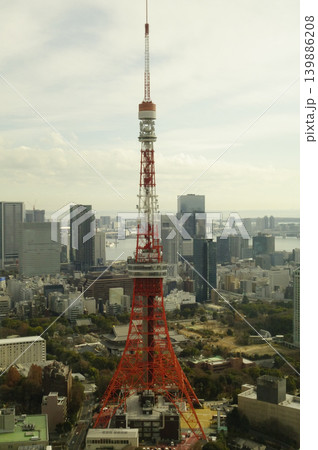 麻布台ヒルズ展望室からの東京タワー眺望 麻布台ヒルズ展望室からの東京タワー眺望 139886208