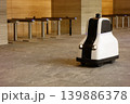 ロボットが巡回中のビル内風景 ロボットが巡回中のビル内風景 139886378