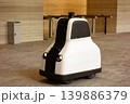ロボットが巡回中のビル内風景 ロボットが巡回中のビル内風景 139886379