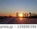 冬陽に伸びる静寂の道 139886398