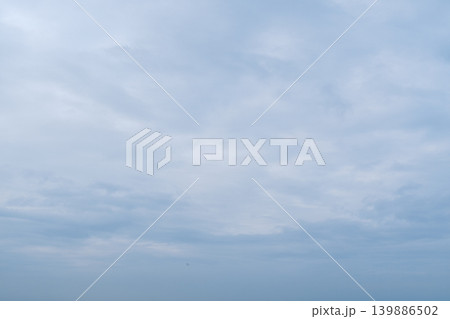 柔らかなグレーの雲に包まれた穏やかな空 139886502
