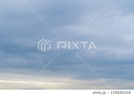 朝焼けの残りと重厚な雲が流れる落ち着いた空の景色 朝焼けの残りと重厚な雲が流れる落ち着いた空の景色 139886508