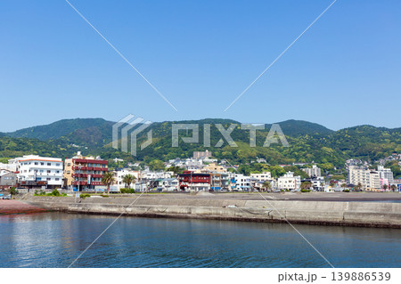 伊東市の海側の市街地風景 139886539