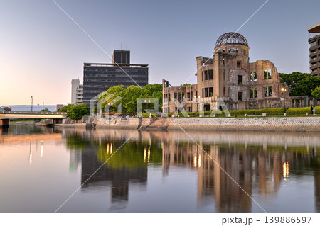 広島平和記念公園を流れる元安川の夕景<2026年5月> 139886597