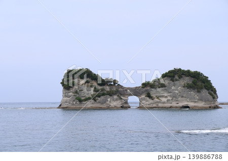 和歌山県白浜町の臨海湾に浮かぶ円月島遠景2 和歌山県白浜町の臨海湾に浮かぶ円月島遠景2 139886788