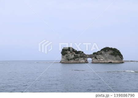 和歌山県白浜町の臨海湾に浮かぶ円月島遠景4 和歌山県白浜町の臨海湾に浮かぶ円月島遠景4 139886790