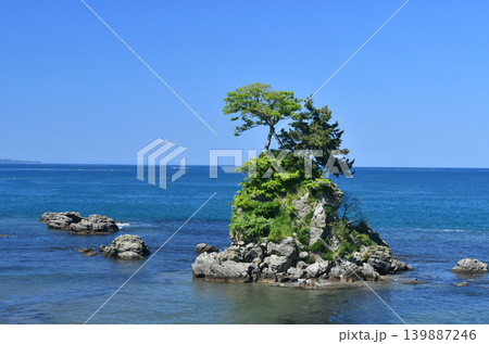 富山県　氷見市　雨晴海岸の女岩 139887246