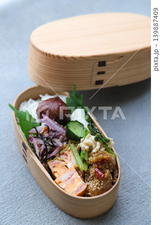 秋の行楽にぴったりの栗弁当 秋の行楽にぴったりの栗弁当 139887409