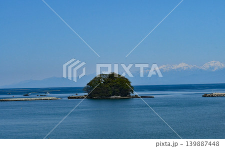 富山県 富山湾 氷見漁港 唐島 定置網 残雪の立山連峰 富山県 富山湾 氷見漁港 唐島 定置網 残雪の立山連峰 139887448