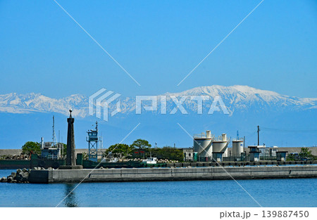富山県　富山湾　氷見漁港　港内　残雪の立山連峰 139887450