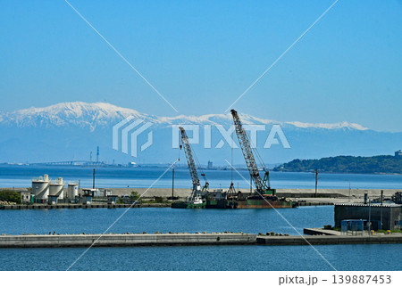 富山県 富山湾 氷見漁港 残雪も立山連峰 富山県 富山湾 氷見漁港 残雪も立山連峰 139887453