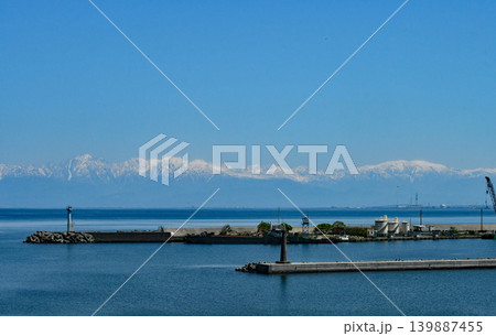 富山県 富山湾 氷見漁港 東防波堤灯台 冠雪の立山連峰 富山県 富山湾 氷見漁港 東防波堤灯台 冠雪の立山連峰 139887455