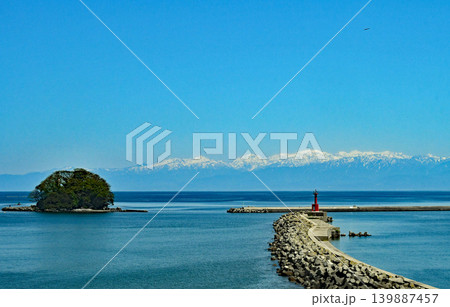 富山県 富山湾 氷見漁港 唐島 北防波堤灯台 残雪の立山連峰 富山県 富山湾 氷見漁港 唐島 北防波堤灯台 残雪の立山連峰 139887457