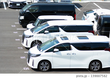 駐車場と自動車 駐車場と自動車 139887582