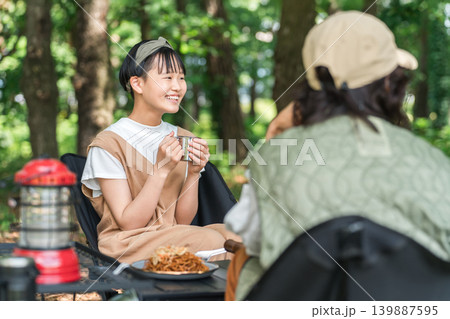 公園・キャンプ場でデイキャンプ・キャンプ・バーベキュー・ピクニックを楽しむ仲良しの親子 公園・キャンプ場でデイキャンプ・キャンプ・バーベキュー・ピクニックを楽しむ仲良しの親子 139887595