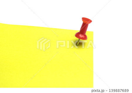 Close-up Yellow note and clip isolated on white background with copy space Close-up Yellow note and clip isolated on white background with copy space 139887689