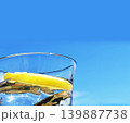 青空とコップに入ったレモン入りミネラルウォーター 青空とコップに入ったレモン入りミネラルウォーター 139887738
