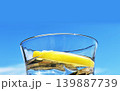 青空とコップに入ったレモン入りのミネラルウォーター 青空とコップに入ったレモン入りのミネラルウォーター 139887739