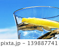 青空とコップに入ったレモン入りのミネラルウォーター 青空とコップに入ったレモン入りのミネラルウォーター 139887741