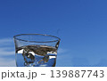 青空とコップに入ったミネラルウォーター 青空とコップに入ったミネラルウォーター 139887743