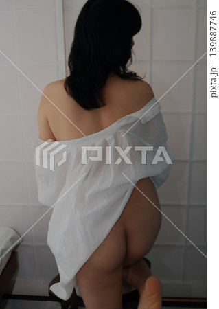 ドレスを着た女性の後ろ姿 139887746
