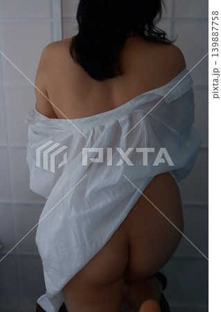 ドレスを着た女性の後ろ姿 139887758