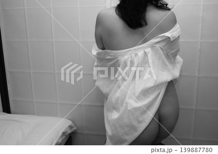ドレスを着た女性の後ろ姿 ドレスを着た女性の後ろ姿 139887780