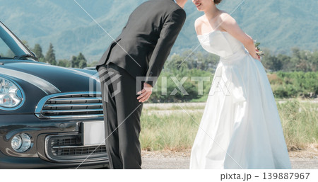 愛車とフォトウェディングを撮る新郎新婦（オープンカー） 139887967