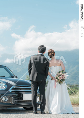 愛車とフォトウェディングを撮る新郎新婦（オープンカー） 139887968