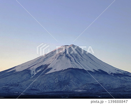 冬ばれの朝の白から青に変化する大空の下で霊峰富士が裾広がりに安定して構える朝の富士北麓 冬ばれの朝の白から青に変化する大空の下で霊峰富士が裾広がりに安定して構える朝の富士北麓 139888847